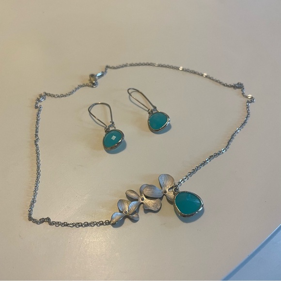 Necklace and earrings set- flowers and blue gems - Picture 1 of 3